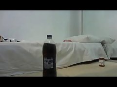 سکسانلاین نوجوان fucks در بزرگ پپسی بطری